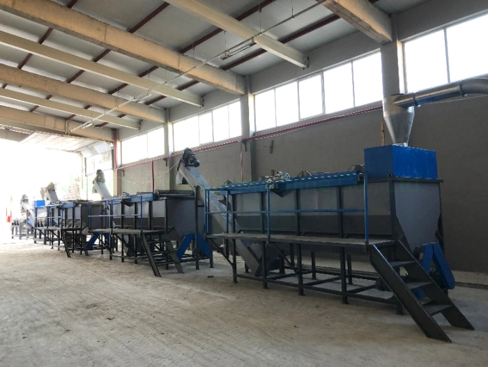 Automatic high capacity plastic recycling machine